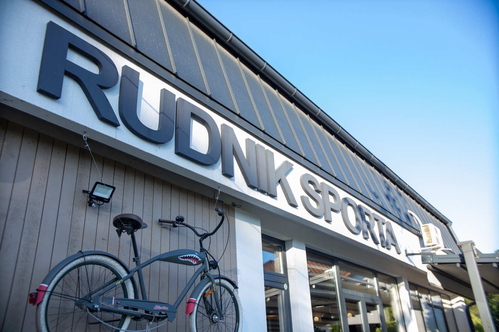 Natpis Rudnik Sporta na fasadi glavnog objekta