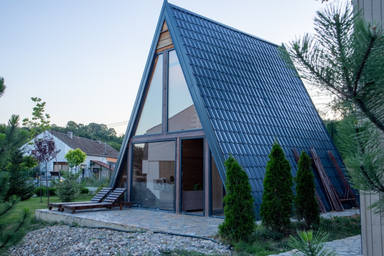 Krevet na galeriji A-frame kućice