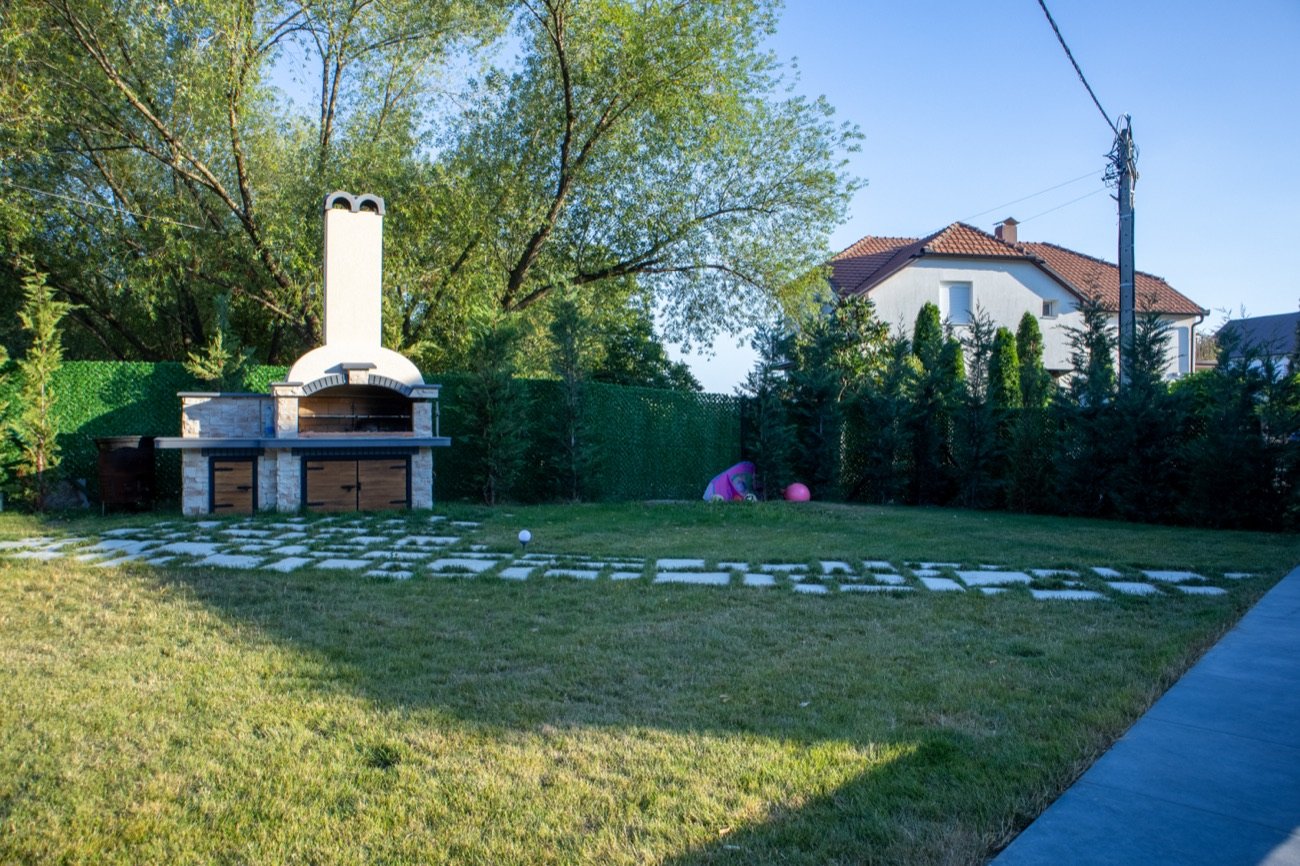 Dvorište, roštilj i zelenilo