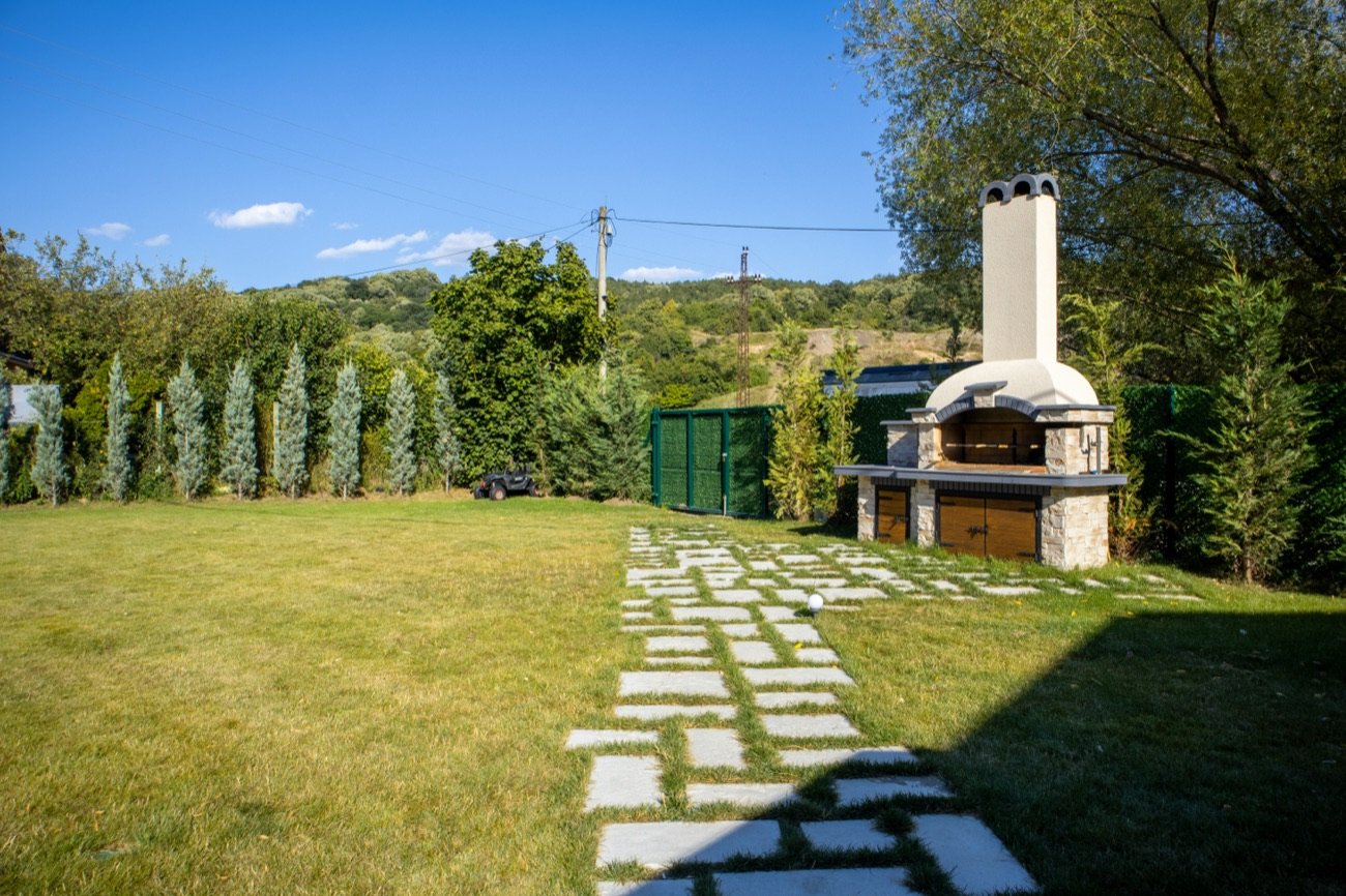 Dvorište, roštilj i zelenilo