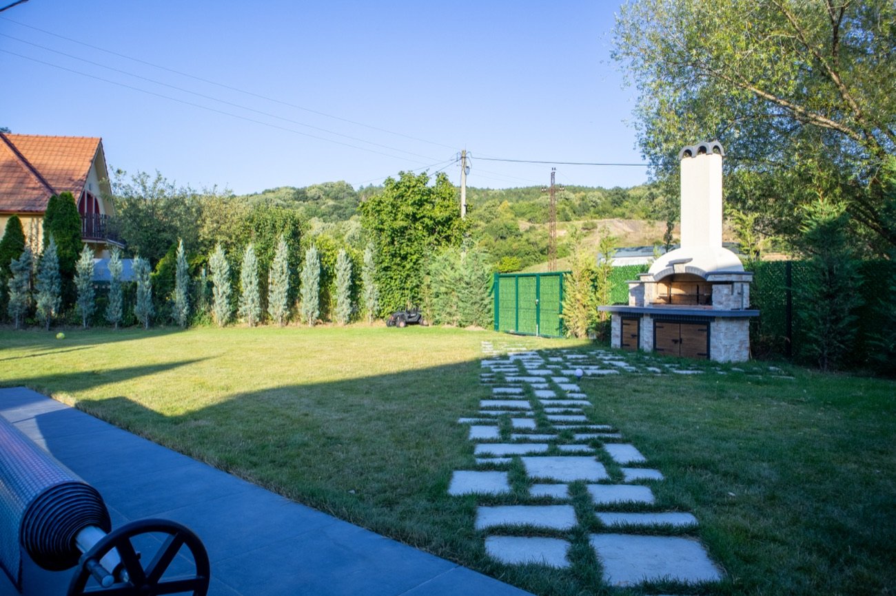 Dvorište, roštilj i zelenilo