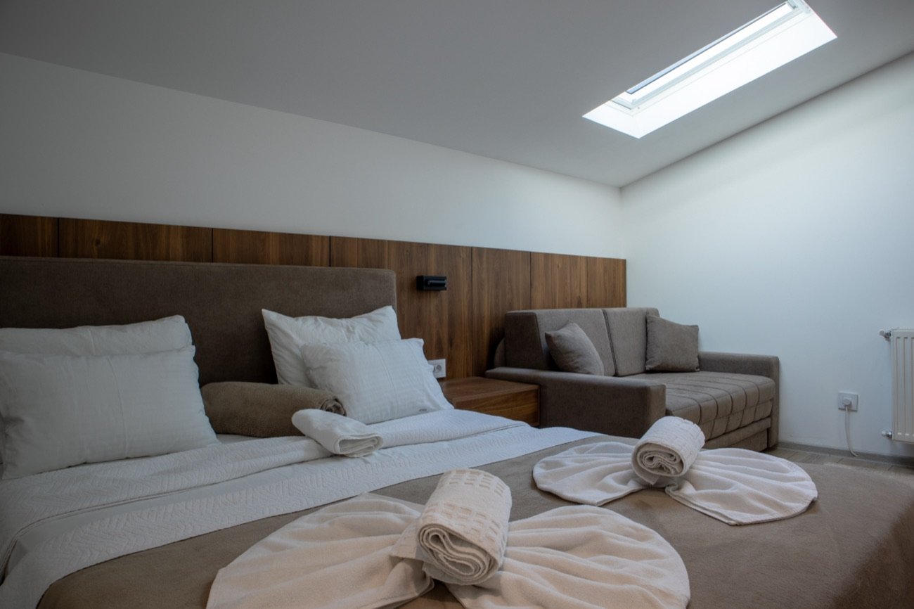 Apartman sa bračnim krevetom i kaučem ispod krovnog prozora