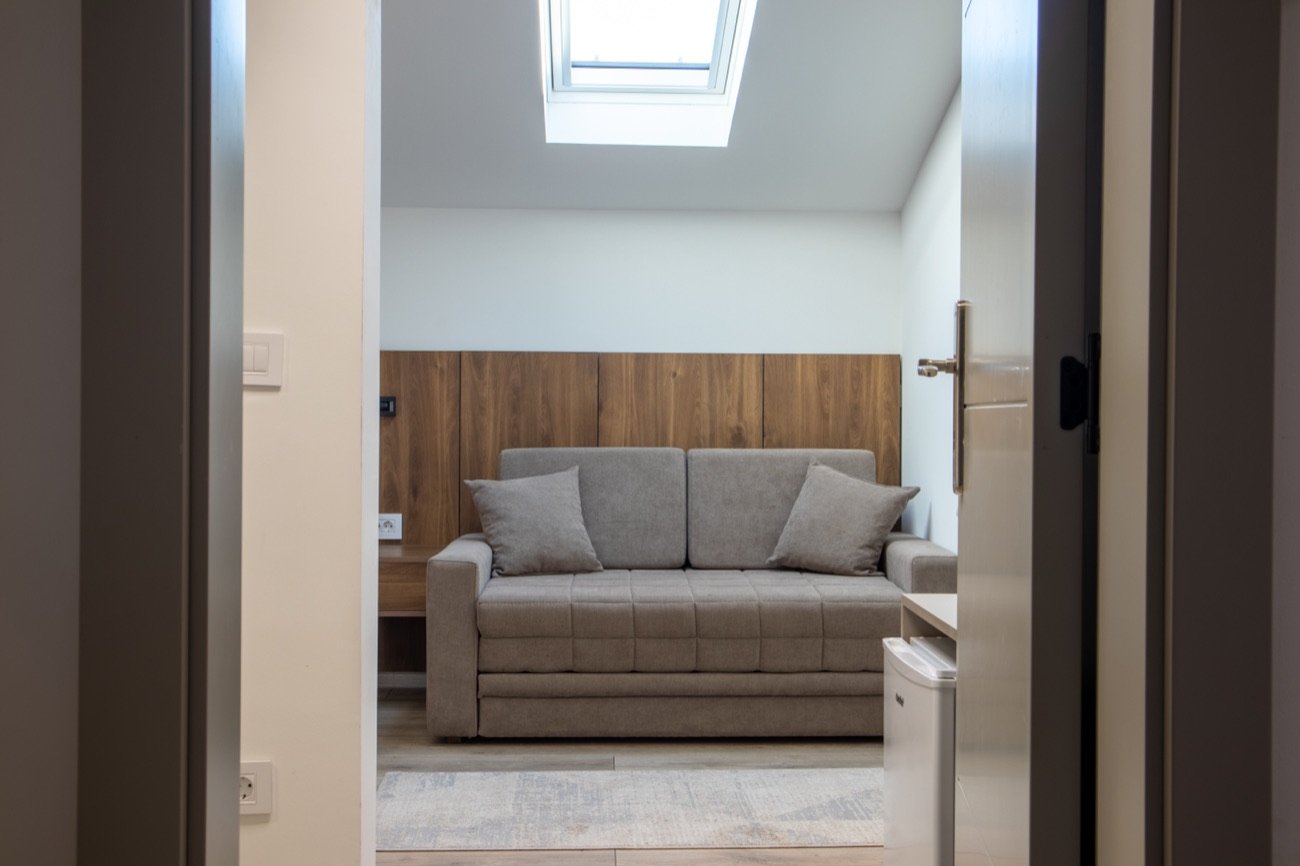 Kompaktni apartman sa kaučem ispod krovnog prozora