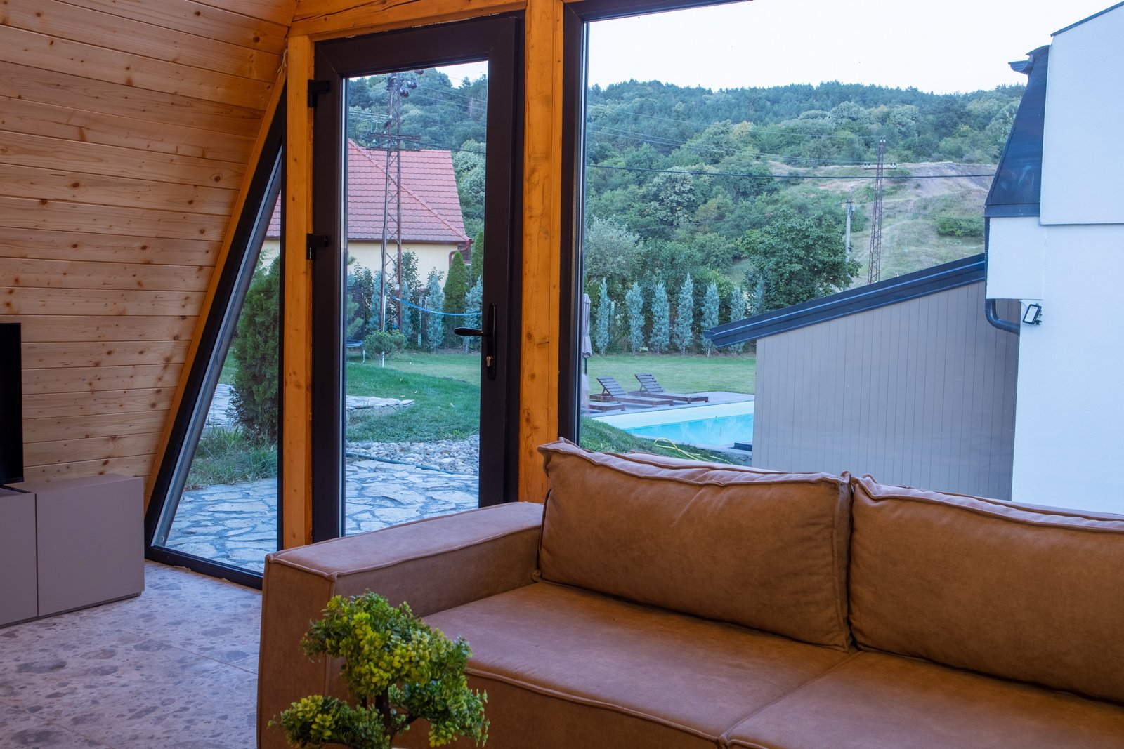 A-frame kućica u sumrak, na obroncima Fruške gore